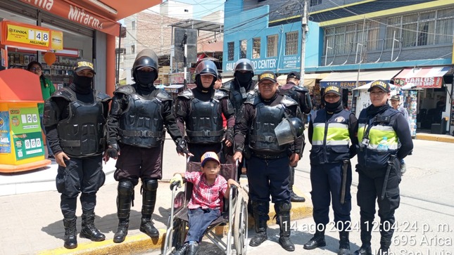 niño con su silla donada 2