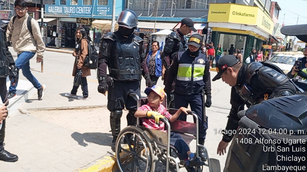 niño con su silla donada