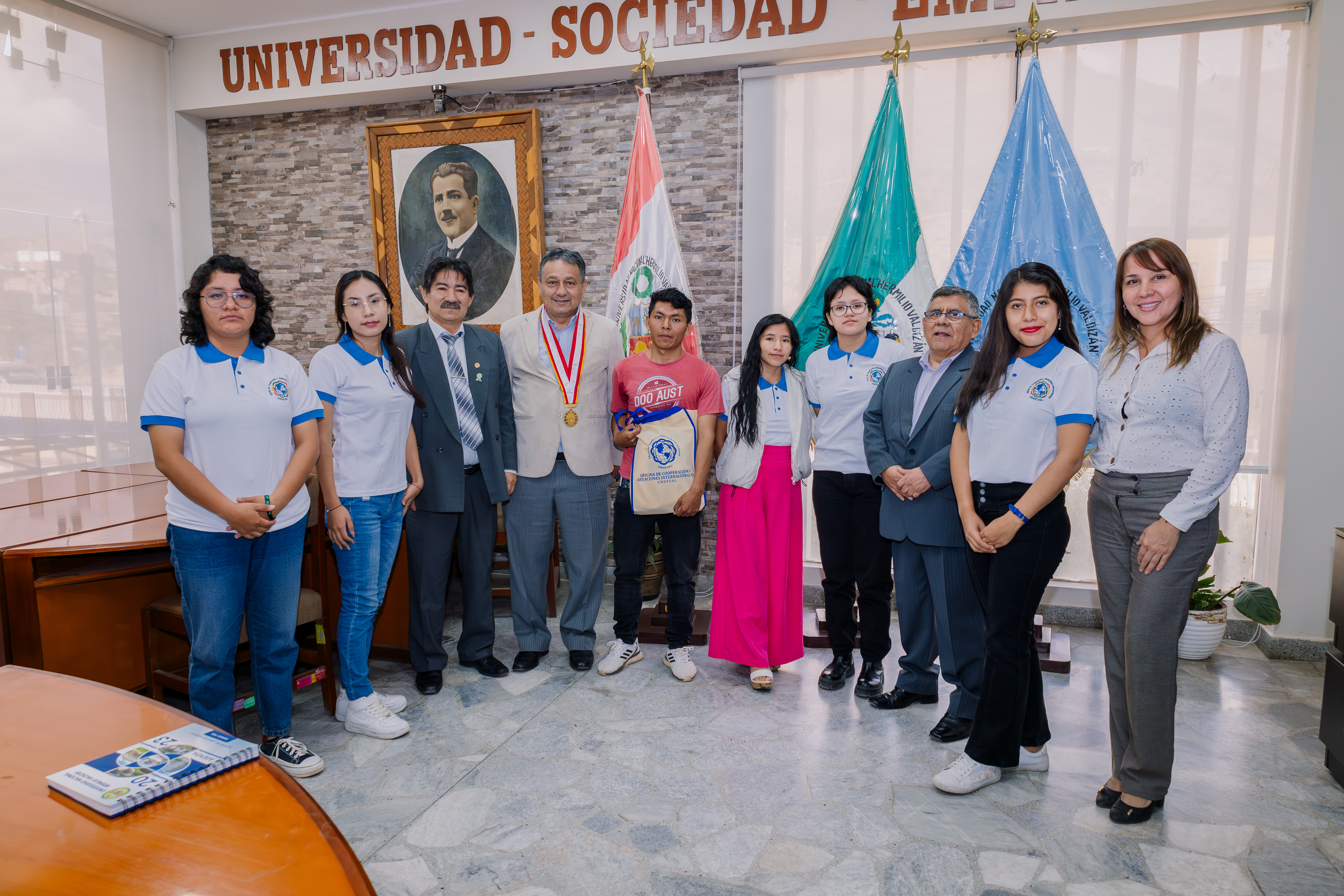 Autoridades universitarias con estudiantes seleccionados para la movilidad estudiantil 2024-II