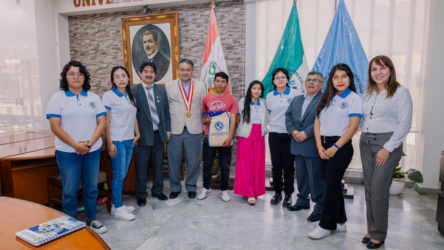 Autoridades universitarias con estudiantes seleccionados para la movilidad estudiantil 2024-II