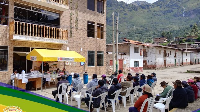 Donación de medicinas para vacunas destinadas a los animales de las comunidades de Huaros y Huacos