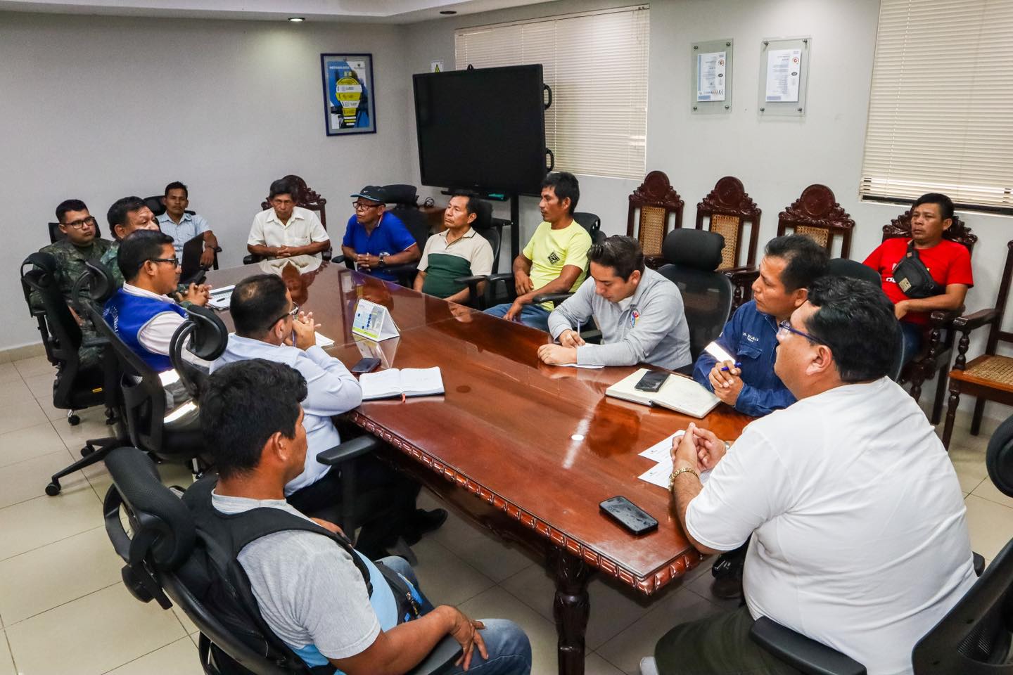 Alcalde continua gestionando avances en el proyecto de ElectrificaciΓ³n en la isla Bonita