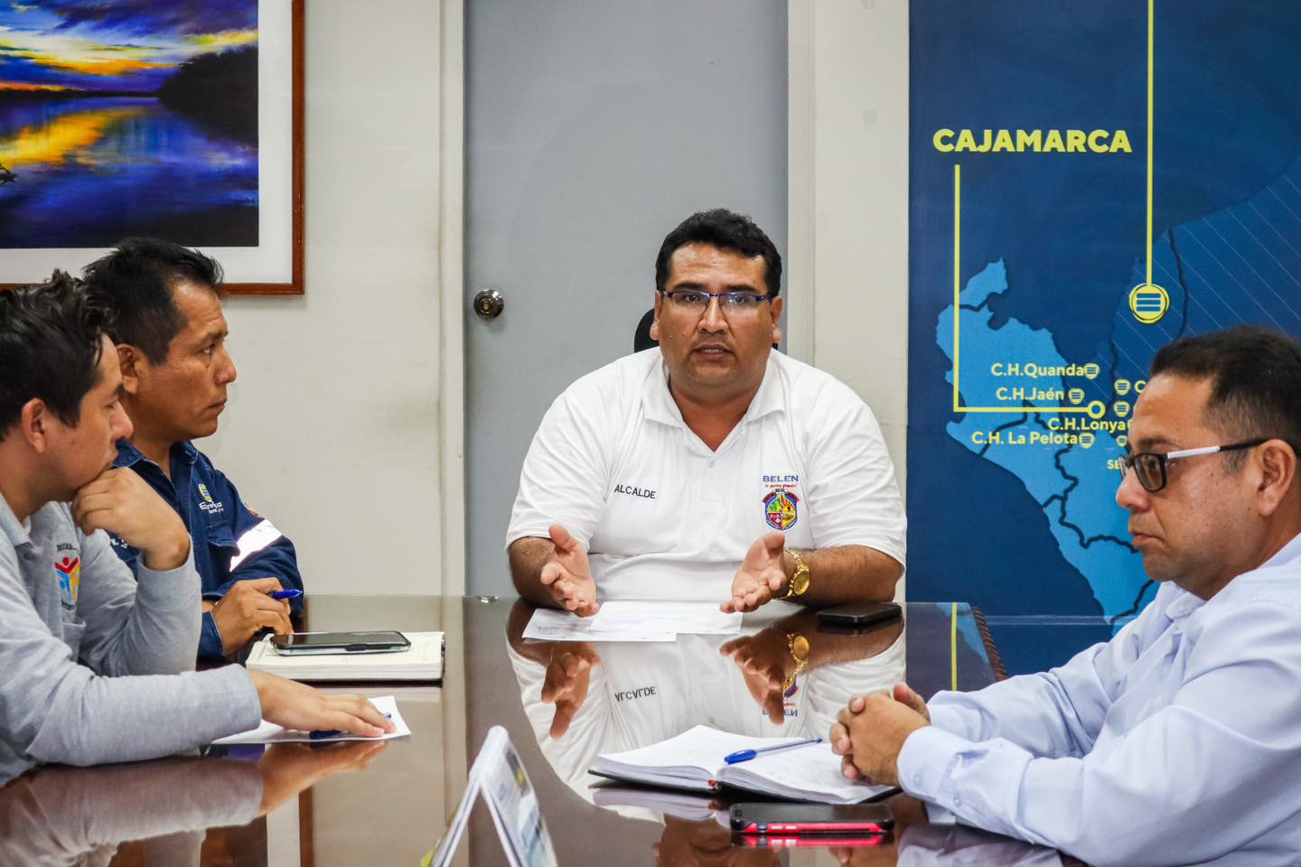 Alcalde continua gestionando avances en el proyecto de ElectrificaciΓ³n en la isla Bonita