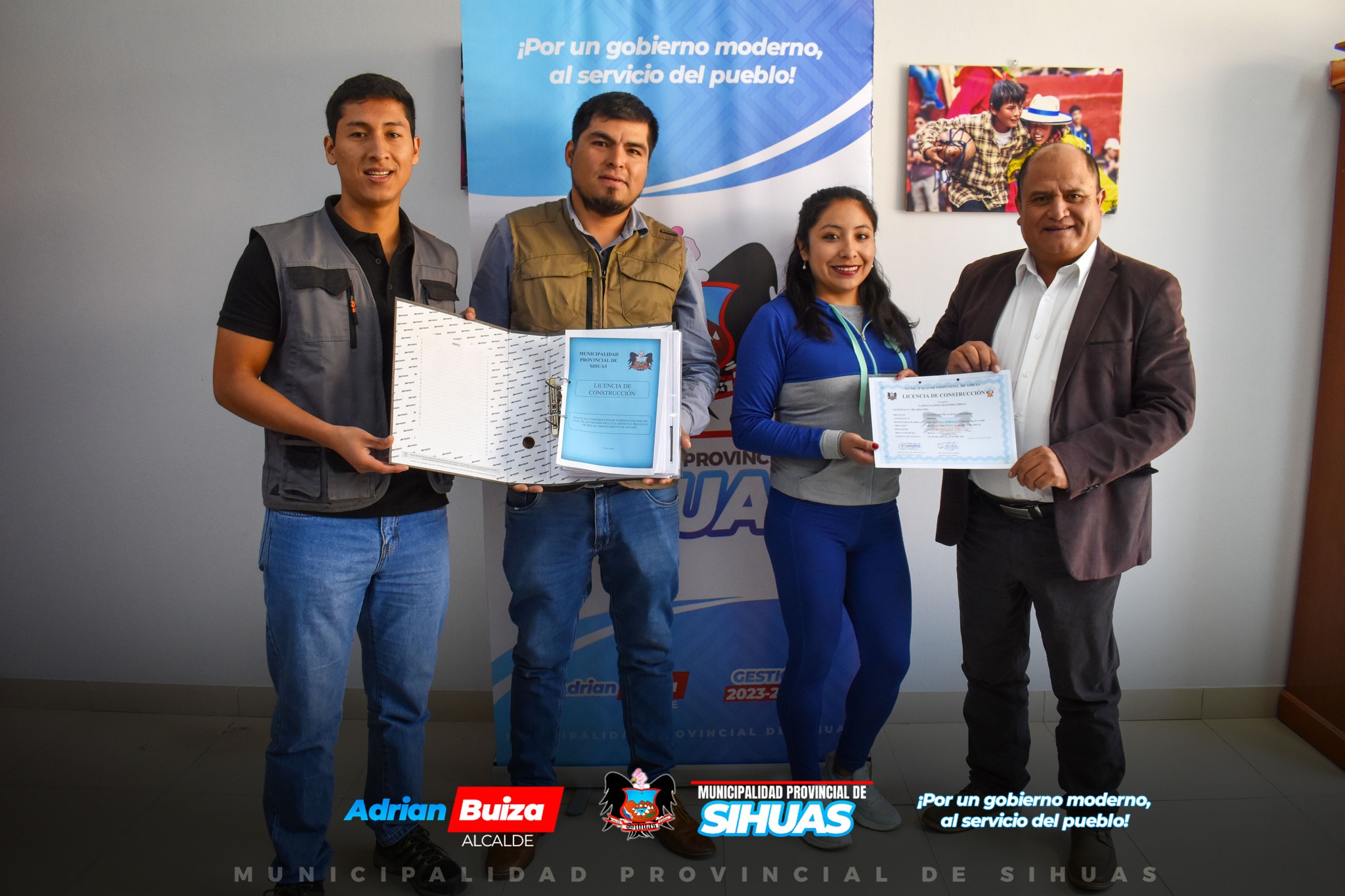 💠𝗦𝗜𝗛𝗨𝗔𝗦 𝗔𝗩𝗔𝗡𝗭𝗔 𝗘𝗡 𝗙𝗢𝗥𝗠𝗔𝗟𝗜𝗭𝗔𝗖𝗜𝗢́𝗡 𝗨𝗥𝗕𝗔𝗡𝗔 👷♀️👷♂️👏
¡𝑱𝒖𝒏𝒕𝒐𝒔 𝒑𝒐𝒓 𝒖𝒏 𝑺𝒊𝒉𝒖𝒂𝒔 𝒎𝒂́𝒔 𝒐𝒓𝒅𝒆𝒏𝒂𝒅𝒐!
La Municipalidad Provincial de Sihuas, a través de la Gerencia de Infraestructura, Desarrollo Urbano y Rural, entregó las dos primeras licencias de construcción en lo que va del año, marcando un hito significativo en el proceso de formalización de edificaciones en el distrito.
Desde la Subgerencia de Obras Públicas y Privadas se viene desplegando un esfuerzo arduo para llevar adelante esta labor de formalización, fundamental para ordenar las estructuras dentro del distrito de Sihuas. El mismo que ha significado un reto, por la conducta reacia de la población.
Por otro lado, el alcalde provincial, Mg. Demetrio Buiza Picón, no ha dejado pasar la oportunidad para felicitar a los ciudadanos que han optado por formalizar sus construcciones. En sus palabras, destacó la importancia de este paso hacia el ordenamiento urbano y extendió un llamado a toda la población a sumarse activamente a esta iniciativa cívica.
Además de la expedición de licencias de construcción, la subgerencia también facilita una serie de servicios esenciales. Entre estos se incluyen la autorización temporal para el uso de la vía pública (destinada a la ubicación de materiales de construcción como ladrillos, arena y piedra, con un permiso específico que regula el uso del 20 % de la vía). Asimismo, se otorgan permisos para la demolición de estructuras existentes, autorización de ruptura de vía para la instalación de conexiones domiciliarias de servicios básicos como agua potable y desagüe, así como, la autorización para la construcción de rampas para cocheras.
Son estos esfuerzos el reflejo del compromiso continuo de la comuna provincial por promover un desarrollo ordenado y seguro en beneficio de toda la población sihuasina.
📣Para más información y solicitud de servicios, los interesados pueden contactarse directamente con la subgerencia de Obras Públicas y Privadas, de lunes a viernes, de 08:00 A.M. a 01:00 P.M. y de 03:00 P.M. a 06:00 P.M.