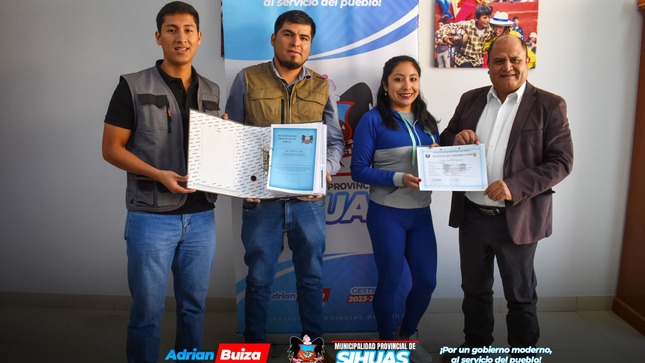 💠𝗦𝗜𝗛𝗨𝗔𝗦 𝗔𝗩𝗔𝗡𝗭𝗔 𝗘𝗡 𝗙𝗢𝗥𝗠𝗔𝗟𝗜𝗭𝗔𝗖𝗜𝗢́𝗡 𝗨𝗥𝗕𝗔𝗡𝗔 👷‍♀️👷‍♂️👏

¡𝑱𝒖𝒏𝒕𝒐𝒔 𝒑𝒐𝒓 𝒖𝒏 𝑺𝒊𝒉𝒖𝒂𝒔 𝒎𝒂́𝒔 𝒐𝒓𝒅𝒆𝒏𝒂𝒅𝒐!

La Municipalidad Provincial de Sihuas, a través de la Gerencia de Infraestructura, Desarrollo Urbano y Rural, entregó las dos primeras licencias de construcción en lo que va del año, marcando un hito significativo en el proceso de formalización de edificaciones en el distrito.

Desde la Subgerencia de Obras Públicas y Privadas se viene desplegando un esfuerzo arduo para llevar adelante esta labor de formalización, fundamental para ordenar las estructuras dentro del distrito de Sihuas. El mismo que ha significado un reto, por la conducta reacia de la población.

Por otro lado, el alcalde provincial, Mg. Demetrio Buiza Picón, no ha dejado pasar la oportunidad para felicitar a los ciudadanos que han optado por formalizar sus construcciones. En sus palabras, destacó la importancia de este paso hacia el ordenamiento urbano y extendió un llamado a toda la población a sumarse activamente a esta iniciativa cívica.

Además de la expedición de licencias de construcción, la subgerencia también facilita una serie de servicios esenciales. Entre estos se incluyen la autorización temporal para el uso de la vía pública (destinada a la ubicación de materiales de construcción como ladrillos, arena y piedra, con un permiso específico que regula el uso del 20 % de la vía). Asimismo, se otorgan permisos para la demolición de estructuras existentes, autorización de ruptura de vía para la instalación de conexiones domiciliarias de servicios básicos como agua potable y desagüe, así como, la autorización para la construcción de rampas para cocheras.

Son estos esfuerzos el reflejo del compromiso continuo de la comuna provincial por promover un desarrollo ordenado y seguro en beneficio de toda la población sihuasina.

📣Para más información y solicitud de servicios, los interesados pueden contactarse directamente con la subgerencia de Obras Públicas y Privadas, de lunes a viernes, de 08:00 A.M. a 01:00 P.M. y de 03:00 P.M. a 06:00 P.M.