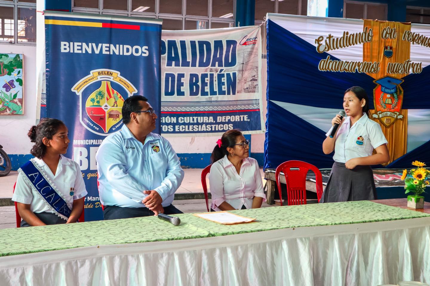 El alcalde Cesar Vidaurre entrega materiales para mantenimiento de la I.E 60743 Enry Linares Soto