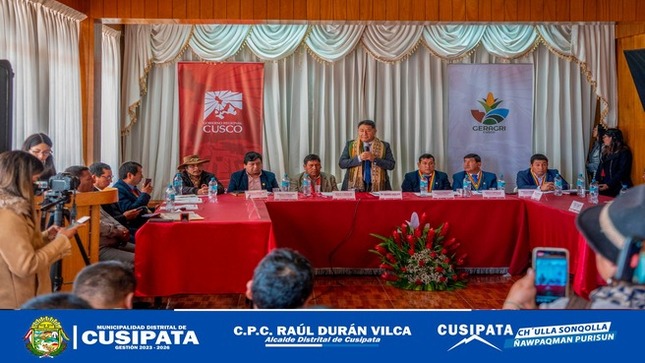 Alcalde de Cusipata participa en la Firma de Convenio para mejorar el riego y desarrollo agrícola