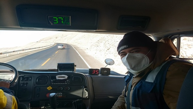 Archivo JPG uso del dispositivo Aviru en vehículo de carga pesada en una carretera 