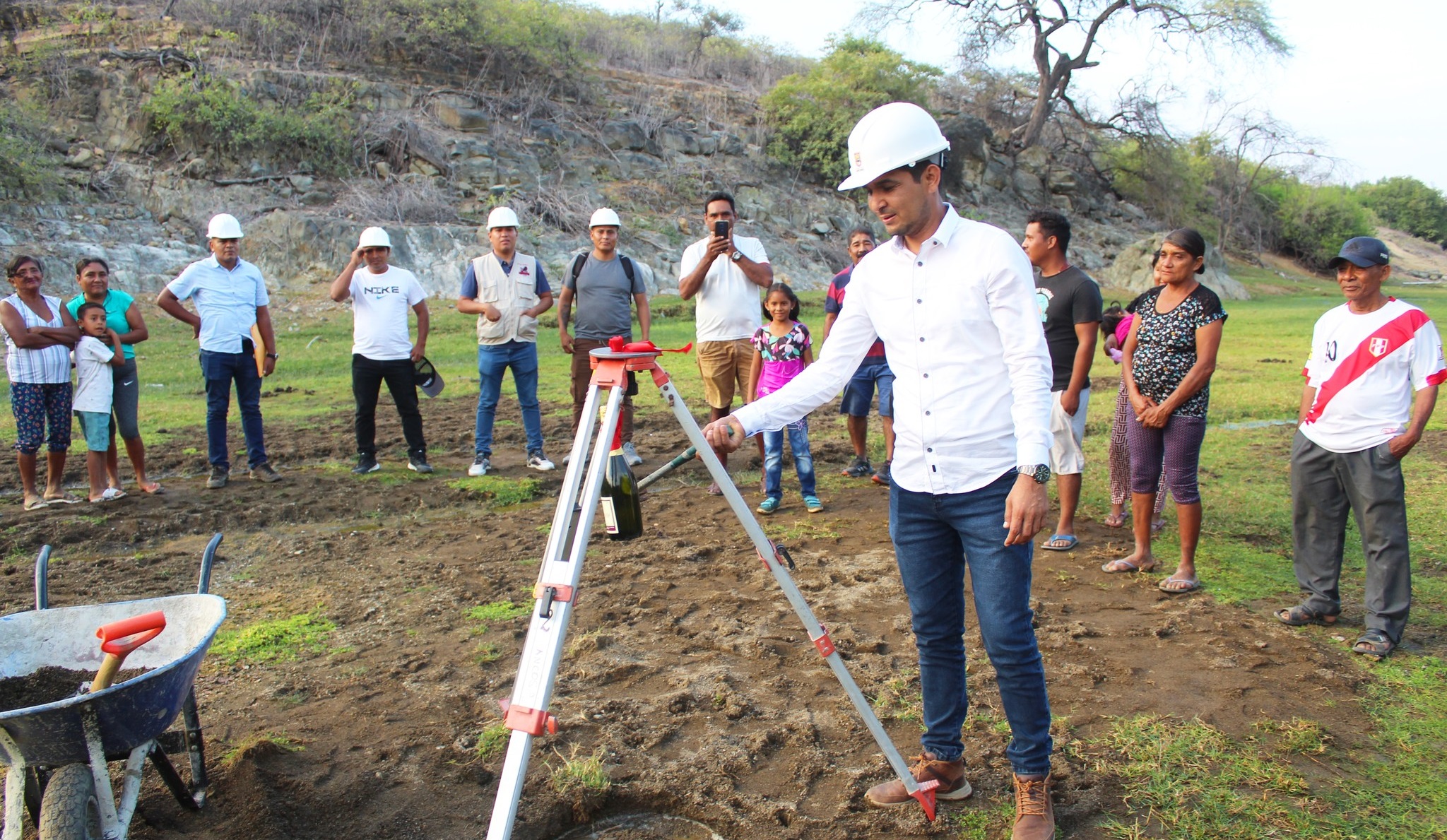 Alcalde de Lancones, coloca primera piedra para la Creación del Sistema de Agua Potable en el Caserío La Peña