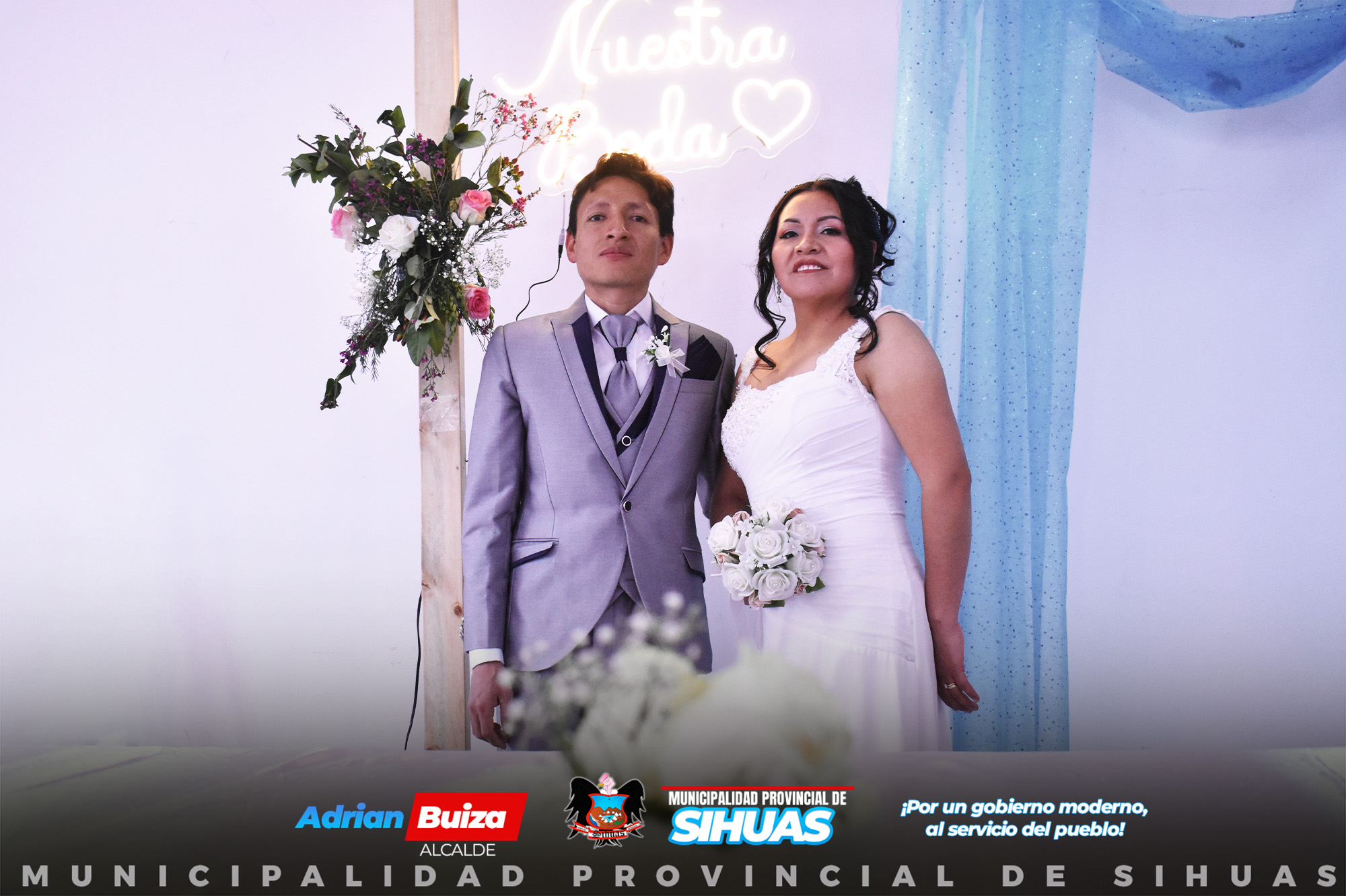 💠𝗖𝗲𝗹𝗲𝗯𝗿𝗮𝗰𝗶𝗼́𝗻 𝗱𝗲𝗹 𝗠𝗮𝘁𝗿𝗶𝗺𝗼𝗻𝗶𝗼 𝗖𝗶𝘃𝗶𝗹 𝗖𝗼𝗺𝘂𝗻𝗶𝘁𝗮𝗿𝗶𝗼 𝟮𝟬𝟮𝟰 👰♀️🤵♀️
En un evento lleno de emoción y alegría, esta mañana la Municipalidad Provincial de Sihuas llevó a cabo el Matrimonio Civil Comunitario 2024. La ceremonia tuvo lugar en las instalaciones de la comuna provincial y contó con la participación especial del alcalde provincial, Mg. Demetrio Buiza Picón.
La autoridad edil estuvo acompañado por las regidoras Cleogosmith Chávez y Edith Jesús, así como, por la jefa de Registro Civil, y el Gerente de Desarrollo Social y Servicios Públicos. Juntos, celebraron la unión de ocho parejas que formalizaron su compromiso matrimonial en esta significativa ocasión, que fue organizada con el objetivo de brindar la oportunidad de celebrar su unión ante la ley de manera gratuita y accesible, reforzando el compromiso con el bienestar y la cohesión social.
Además, la autoridad edil expresó su entusiasmo por el evento, resaltando la importancia de fortalecer los lazos comunitarios y apoyar a las familias locales. “Es un honor ser parte de estos momentos especiales y ofrecerles a nuestros ciudadanos la oportunidad de formalizar su unión”, señaló.
📷Galería de fotos de los recién casados.