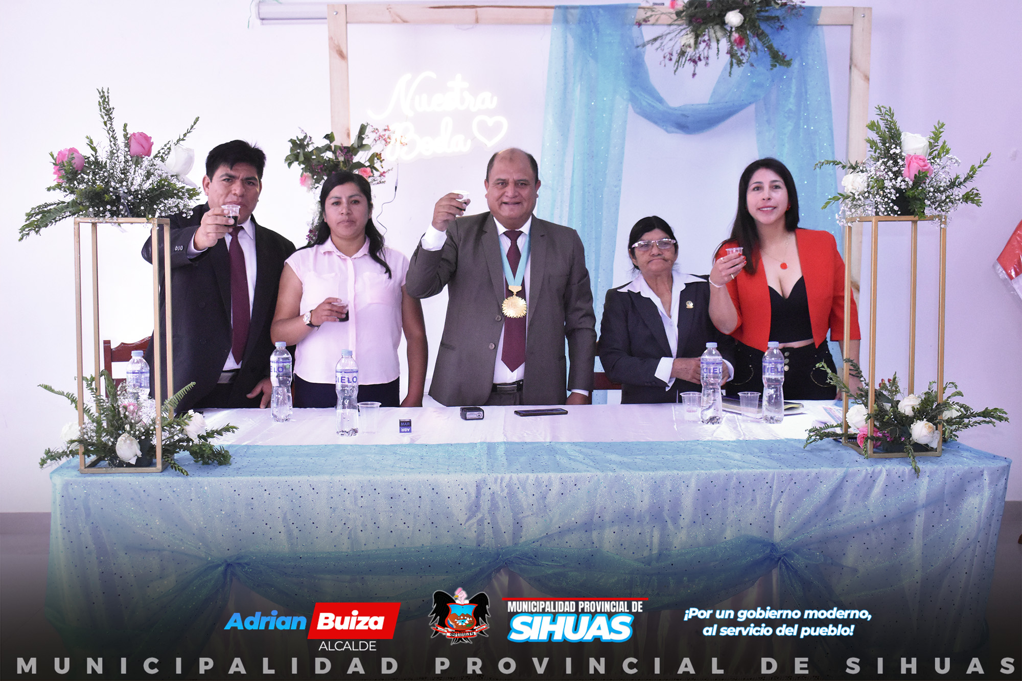 💠𝗖𝗲𝗹𝗲𝗯𝗿𝗮𝗰𝗶𝗼́𝗻 𝗱𝗲𝗹 𝗠𝗮𝘁𝗿𝗶𝗺𝗼𝗻𝗶𝗼 𝗖𝗶𝘃𝗶𝗹 𝗖𝗼𝗺𝘂𝗻𝗶𝘁𝗮𝗿𝗶𝗼 𝟮𝟬𝟮𝟰 👰♀️🤵♀️
En un evento lleno de emoción y alegría, esta mañana la Municipalidad Provincial de Sihuas llevó a cabo el Matrimonio Civil Comunitario 2024. La ceremonia tuvo lugar en las instalaciones de la comuna provincial y contó con la participación especial del alcalde provincial, Mg. Demetrio Buiza Picón.
La autoridad edil estuvo acompañado por las regidoras Cleogosmith Chávez y Edith Jesús, así como, por la jefa de Registro Civil, y el Gerente de Desarrollo Social y Servicios Públicos. Juntos, celebraron la unión de ocho parejas que formalizaron su compromiso matrimonial en esta significativa ocasión, que fue organizada con el objetivo de brindar la oportunidad de celebrar su unión ante la ley de manera gratuita y accesible, reforzando el compromiso con el bienestar y la cohesión social.
Además, la autoridad edil expresó su entusiasmo por el evento, resaltando la importancia de fortalecer los lazos comunitarios y apoyar a las familias locales. “Es un honor ser parte de estos momentos especiales y ofrecerles a nuestros ciudadanos la oportunidad de formalizar su unión”, señaló.
📷Galería de fotos de los recién casados.