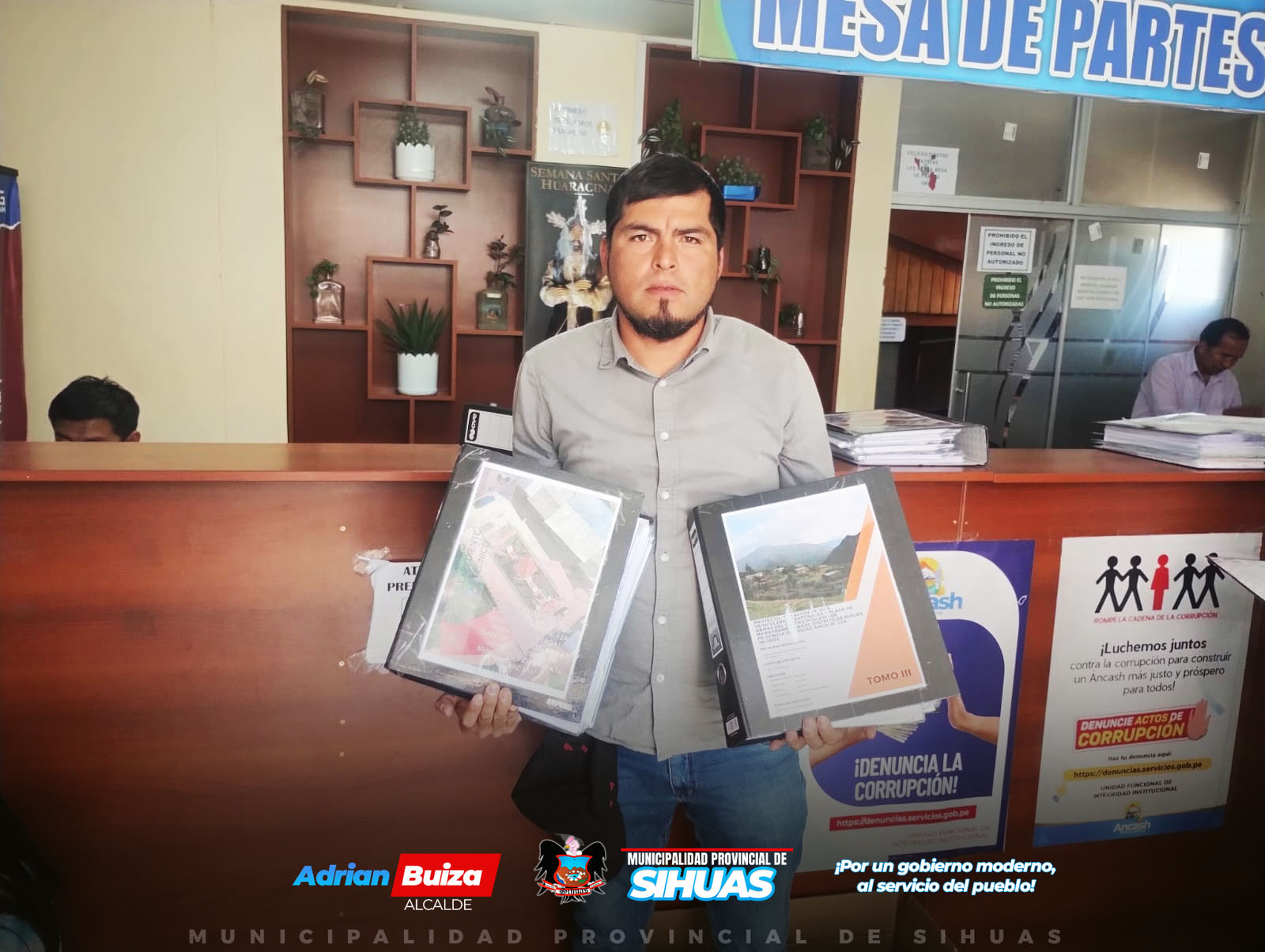 💠MPS PRESENTA NUEVOS PROYECTOS AL HATUN ÁNCASH 👏
Sihuas, 02 de agosto de 2024. La Municipalidad Provincial de Sihuas (MPS), bajo el liderazgo del alcalde provincial Mg. Demetrio Buiza Picón, ha dado un paso importante en la promoción del desarrollo provincial al presentar dos expedientes técnicos al Programa Hatun Áncash del Gobierno Regional de Áncash (GRA).
En horas de la mañana, el Ing. Deyner Chauca, gerente de la Gerencia de Infraestructura, Desarrollo Urbano y Rural (Gidur), se encargó de entregar personalmente los informes técnicos en las oficinas del GRA. Estos informes detallan proyectos fundamentales para la infraestructura de nuestra provincia, valorizado con un presupuesto de 28 millones de soles:
1. “Mejoramiento de la Carretera a Nivel de Afirmado EMP. PE .12 A (Puente Pucarraga) – Chullin, Distrito de San Juan, Provincia de Sihuas – Áncash”, con el Código Único de Inversiones (CUI) 2540775.
2. “Creación de Vías Vehiculares, Peatonales y Plaza de Armas del Centro Poblado de Maraybamba Abajo del Distrito de Sihuas – Provincia de Sihuas – Departamento de Áncash”, con el Código Único de Inversiones (CUI) 2463003.
Los cuales están orientados a mejorar la conectividad vial y la infraestructura urbana en la provincia, facilitando así el desarrollo económico y social. De esta manera, la presentación de estos expedientes es una parte clave del esfuerzo continuo para asegurar el apoyo y financiamiento necesario.
Estamos a la espera de la evaluación y decisión del Programa Hatun Áncash sobre lo presentado.
¡𝑱𝒖𝒏𝒕𝒐𝒔 𝒑𝒐𝒓 𝒆𝒍 𝒅𝒆𝒔𝒂𝒓𝒓𝒐𝒍𝒍𝒐 𝒅𝒆 𝑺𝒊𝒉𝒖𝒂𝒔!