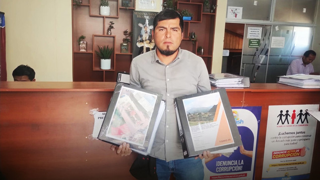 💠MPS PRESENTA NUEVOS PROYECTOS AL HATUN ÁNCASH 👏
Sihuas, 02 de agosto de 2024. La Municipalidad Provincial de Sihuas (MPS), bajo el liderazgo del alcalde provincial Mg. Demetrio Buiza Picón, ha dado un paso importante en la promoción del desarrollo provincial al presentar dos expedientes técnicos al Programa Hatun Áncash del Gobierno Regional de Áncash (GRA).
En horas de la mañana, el Ing. Deyner Chauca, gerente de la Gerencia de Infraestructura, Desarrollo Urbano y Rural (Gidur), se encargó de entregar personalmente los informes técnicos en las oficinas del GRA. Estos informes detallan proyectos fundamentales para la infraestructura de nuestra provincia, valorizado con un presupuesto de 28 millones de soles:
1. “Mejoramiento de la Carretera a Nivel de Afirmado EMP. PE .12 A (Puente Pucarraga) – Chullin, Distrito de San Juan, Provincia de Sihuas – Áncash”, con el Código Único de Inversiones (CUI) 2540775.
2. “Creación de Vías Vehiculares, Peatonales y Plaza de Armas del Centro Poblado de Maraybamba Abajo del Distrito de Sihuas – Provincia de Sihuas – Departamento de Áncash”, con el Código Único de Inversiones (CUI) 2463003.
Los cuales están orientados a mejorar la conectividad vial y la infraestructura urbana en la provincia, facilitando así el desarrollo económico y social. De esta manera, la presentación de estos expedientes es una parte clave del esfuerzo continuo para asegurar el apoyo y financiamiento necesario.
Estamos a la espera de la evaluación y decisión del Programa Hatun Áncash sobre lo presentado. 
¡𝑱𝒖𝒏𝒕𝒐𝒔 𝒑𝒐𝒓 𝒆𝒍 𝒅𝒆𝒔𝒂𝒓𝒓𝒐𝒍𝒍𝒐 𝒅𝒆 𝑺𝒊𝒉𝒖𝒂𝒔!
