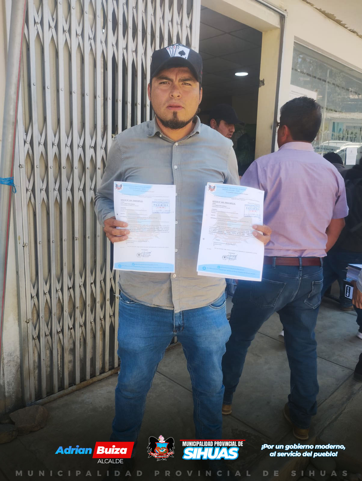 💠MPS PRESENTA NUEVOS PROYECTOS AL HATUN ÁNCASH 👏
Sihuas, 02 de agosto de 2024. La Municipalidad Provincial de Sihuas (MPS), bajo el liderazgo del alcalde provincial Mg. Demetrio Buiza Picón, ha dado un paso importante en la promoción del desarrollo provincial al presentar dos expedientes técnicos al Programa Hatun Áncash del Gobierno Regional de Áncash (GRA).
En horas de la mañana, el Ing. Deyner Chauca, gerente de la Gerencia de Infraestructura, Desarrollo Urbano y Rural (Gidur), se encargó de entregar personalmente los informes técnicos en las oficinas del GRA. Estos informes detallan proyectos fundamentales para la infraestructura de nuestra provincia, valorizado con un presupuesto de 28 millones de soles:
1. “Mejoramiento de la Carretera a Nivel de Afirmado EMP. PE .12 A (Puente Pucarraga) – Chullin, Distrito de San Juan, Provincia de Sihuas – Áncash”, con el Código Único de Inversiones (CUI) 2540775.
2. “Creación de Vías Vehiculares, Peatonales y Plaza de Armas del Centro Poblado de Maraybamba Abajo del Distrito de Sihuas – Provincia de Sihuas – Departamento de Áncash”, con el Código Único de Inversiones (CUI) 2463003.
Los cuales están orientados a mejorar la conectividad vial y la infraestructura urbana en la provincia, facilitando así el desarrollo económico y social. De esta manera, la presentación de estos expedientes es una parte clave del esfuerzo continuo para asegurar el apoyo y financiamiento necesario.
Estamos a la espera de la evaluación y decisión del Programa Hatun Áncash sobre lo presentado.
¡𝑱𝒖𝒏𝒕𝒐𝒔 𝒑𝒐𝒓 𝒆𝒍 𝒅𝒆𝒔𝒂𝒓𝒓𝒐𝒍𝒍𝒐 𝒅𝒆 𝑺𝒊𝒉𝒖𝒂𝒔!