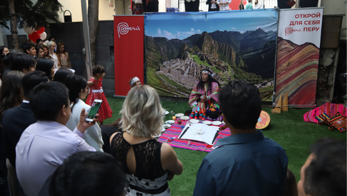 Comunidad peruana en Moscú celebra la independencia con una ceremonia de pago a la tierra