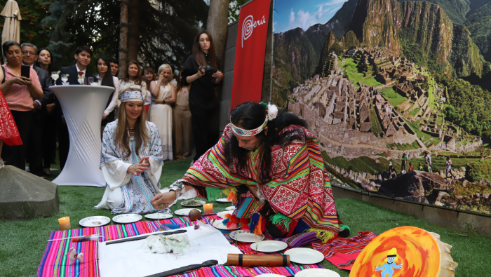 Comunidad peruana en Moscú celebra la independencia con una ceremonia de pago a la tierra