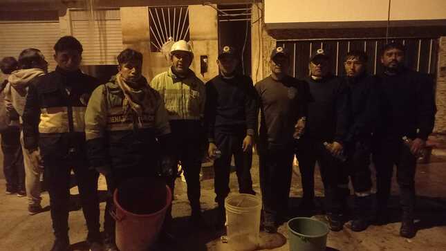 💠VALIENTE RESPUESTA CONTROLA INCENDIO
12 de agosto de 2024. La madrugada de hoy, un devastador incendio en la carpintería Morillo ubicada en el barrio de Agoshirca mantuvo en vilo a la población sihuasina. El fuego, cuyo origen aún está bajo investigación, se desató alrededor de la una de la mañana y se extendió durante aproximadamente tres horas, provocando pérdidas económicas significativas, pero afortunadamente sin víctimas humanas.
Desde el inicio del siniestro, el personal de Seguridad Ciudadana se presentó de inmediato en el lugar, desempeñando un papel crucial en la contención del incendio. La intervención oportuna y la labor coordinada entre los serenos municipales y los vecinos fueron determinantes para controlar la situación y evitar daños mayores. 
Asimismo, los residentes acudieron rápidamente con baldes, mangueras y agua de viviendas cercanas, contribuyendo significativamente a la extinción del fuego. Finalmente, con el agua del canal de riego que pasa sobre la casa afectada se pudo menguar este voraz incendio. 
Por otro lado, quienes también se hicieron presentes fue el personal de Hidrandina para prevenir posibles accidentes relacionados con la red eléctrica. Junto a ellos, llegaron efectivos de la Policía Nacional del Perú de la Comisaría Sectorial Sihuas, quienes colaboraron en las tareas de control y seguridad.
Esta situación destacó el gran espíritu de cooperación y la eficacia del trabajo en equipo en momentos de crisis para la contención del incendio.
La Municipalidad Provincial de Sihuas agradece a todos los involucrados por su valentía y compromiso. Su rápida respuesta y acciones decididas fueron fundamentales para mitigar los efectos del incendio y evitar su propagación.
Seguiremos informando sobre el avance de las investigaciones para determinar las causas del incendio y las medidas a seguir para prevenir futuros incidentes.
