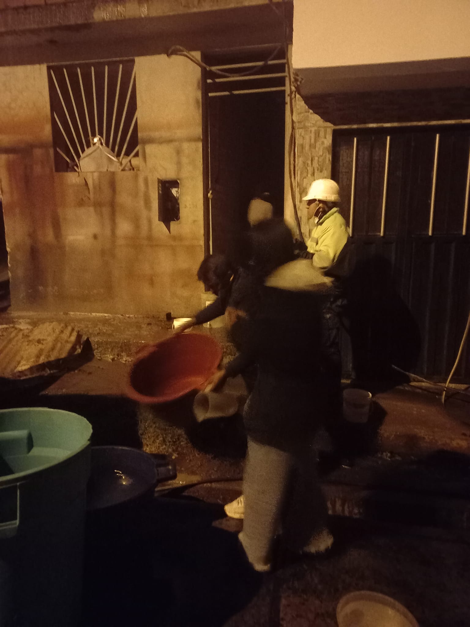 💠VALIENTE RESPUESTA CONTROLA INCENDIO
12 de agosto de 2024. La madrugada de hoy, un devastador incendio en la carpintería Morillo ubicada en el barrio de Agoshirca mantuvo en vilo a la población sihuasina. El fuego, cuyo origen aún está bajo investigación, se desató alrededor de la una de la mañana y se extendió durante aproximadamente tres horas, provocando pérdidas económicas significativas, pero afortunadamente sin víctimas humanas.
Desde el inicio del siniestro, el personal de Seguridad Ciudadana se presentó de inmediato en el lugar, desempeñando un papel crucial en la contención del incendio. La intervención oportuna y la labor coordinada entre los serenos municipales y los vecinos fueron determinantes para controlar la situación y evitar daños mayores.
Asimismo, los residentes acudieron rápidamente con baldes, mangueras y agua de viviendas cercanas, contribuyendo significativamente a la extinción del fuego. Finalmente, con el agua del canal de riego que pasa sobre la casa afectada se pudo menguar este voraz incendio.
Por otro lado, quienes también se hicieron presentes fue el personal de Hidrandina para prevenir posibles accidentes relacionados con la red eléctrica. Junto a ellos, llegaron efectivos de la Policía Nacional del Perú de la Comisaría Sectorial Sihuas, quienes colaboraron en las tareas de control y seguridad.
Esta situación destacó el gran espíritu de cooperación y la eficacia del trabajo en equipo en momentos de crisis para la contención del incendio.
La Municipalidad Provincial de Sihuas agradece a todos los involucrados por su valentía y compromiso. Su rápida respuesta y acciones decididas fueron fundamentales para mitigar los efectos del incendio y evitar su propagación.
Seguiremos informando sobre el avance de las investigaciones para determinar las causas del incendio y las medidas a seguir para prevenir futuros incidentes.