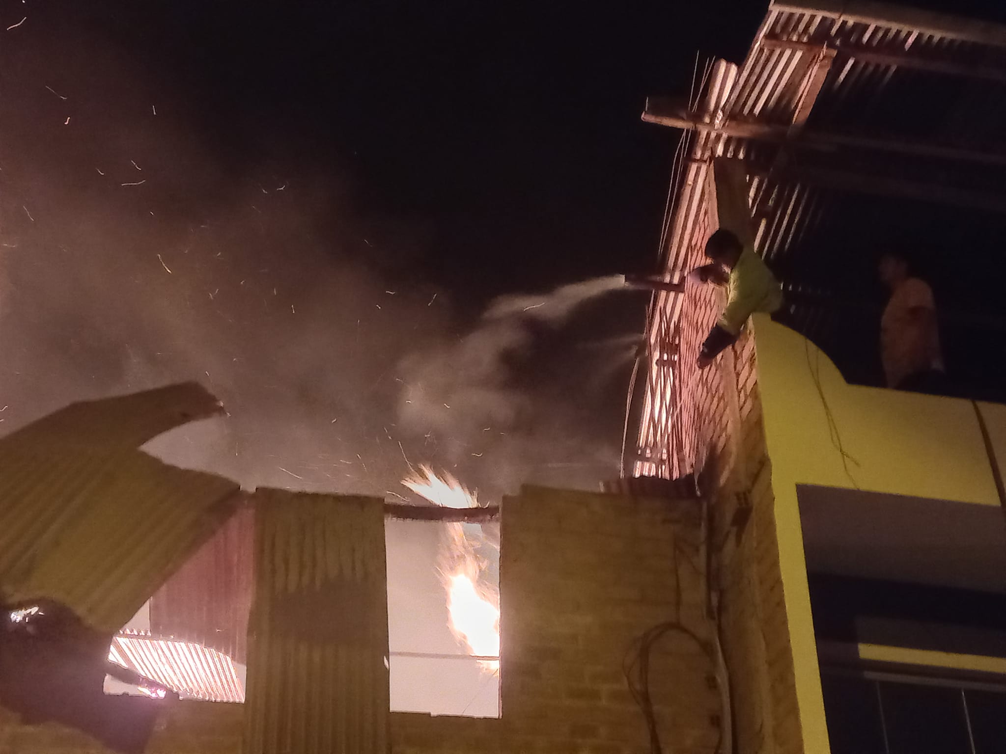 💠VALIENTE RESPUESTA CONTROLA INCENDIO
12 de agosto de 2024. La madrugada de hoy, un devastador incendio en la carpintería Morillo ubicada en el barrio de Agoshirca mantuvo en vilo a la población sihuasina. El fuego, cuyo origen aún está bajo investigación, se desató alrededor de la una de la mañana y se extendió durante aproximadamente tres horas, provocando pérdidas económicas significativas, pero afortunadamente sin víctimas humanas.
Desde el inicio del siniestro, el personal de Seguridad Ciudadana se presentó de inmediato en el lugar, desempeñando un papel crucial en la contención del incendio. La intervención oportuna y la labor coordinada entre los serenos municipales y los vecinos fueron determinantes para controlar la situación y evitar daños mayores.
Asimismo, los residentes acudieron rápidamente con baldes, mangueras y agua de viviendas cercanas, contribuyendo significativamente a la extinción del fuego. Finalmente, con el agua del canal de riego que pasa sobre la casa afectada se pudo menguar este voraz incendio.
Por otro lado, quienes también se hicieron presentes fue el personal de Hidrandina para prevenir posibles accidentes relacionados con la red eléctrica. Junto a ellos, llegaron efectivos de la Policía Nacional del Perú de la Comisaría Sectorial Sihuas, quienes colaboraron en las tareas de control y seguridad.
Esta situación destacó el gran espíritu de cooperación y la eficacia del trabajo en equipo en momentos de crisis para la contención del incendio.
La Municipalidad Provincial de Sihuas agradece a todos los involucrados por su valentía y compromiso. Su rápida respuesta y acciones decididas fueron fundamentales para mitigar los efectos del incendio y evitar su propagación.
Seguiremos informando sobre el avance de las investigaciones para determinar las causas del incendio y las medidas a seguir para prevenir futuros incidentes.