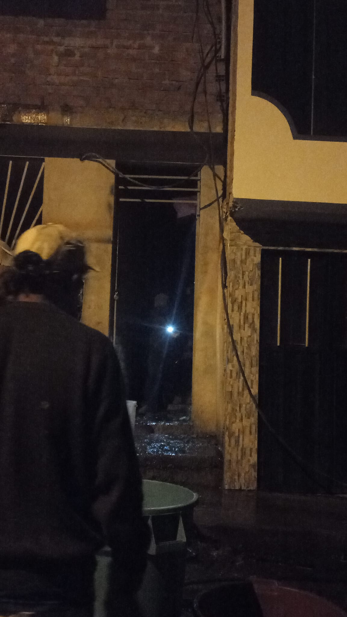 💠VALIENTE RESPUESTA CONTROLA INCENDIO
12 de agosto de 2024. La madrugada de hoy, un devastador incendio en la carpintería Morillo ubicada en el barrio de Agoshirca mantuvo en vilo a la población sihuasina. El fuego, cuyo origen aún está bajo investigación, se desató alrededor de la una de la mañana y se extendió durante aproximadamente tres horas, provocando pérdidas económicas significativas, pero afortunadamente sin víctimas humanas.
Desde el inicio del siniestro, el personal de Seguridad Ciudadana se presentó de inmediato en el lugar, desempeñando un papel crucial en la contención del incendio. La intervención oportuna y la labor coordinada entre los serenos municipales y los vecinos fueron determinantes para controlar la situación y evitar daños mayores.
Asimismo, los residentes acudieron rápidamente con baldes, mangueras y agua de viviendas cercanas, contribuyendo significativamente a la extinción del fuego. Finalmente, con el agua del canal de riego que pasa sobre la casa afectada se pudo menguar este voraz incendio.
Por otro lado, quienes también se hicieron presentes fue el personal de Hidrandina para prevenir posibles accidentes relacionados con la red eléctrica. Junto a ellos, llegaron efectivos de la Policía Nacional del Perú de la Comisaría Sectorial Sihuas, quienes colaboraron en las tareas de control y seguridad.
Esta situación destacó el gran espíritu de cooperación y la eficacia del trabajo en equipo en momentos de crisis para la contención del incendio.
La Municipalidad Provincial de Sihuas agradece a todos los involucrados por su valentía y compromiso. Su rápida respuesta y acciones decididas fueron fundamentales para mitigar los efectos del incendio y evitar su propagación.
Seguiremos informando sobre el avance de las investigaciones para determinar las causas del incendio y las medidas a seguir para prevenir futuros incidentes.