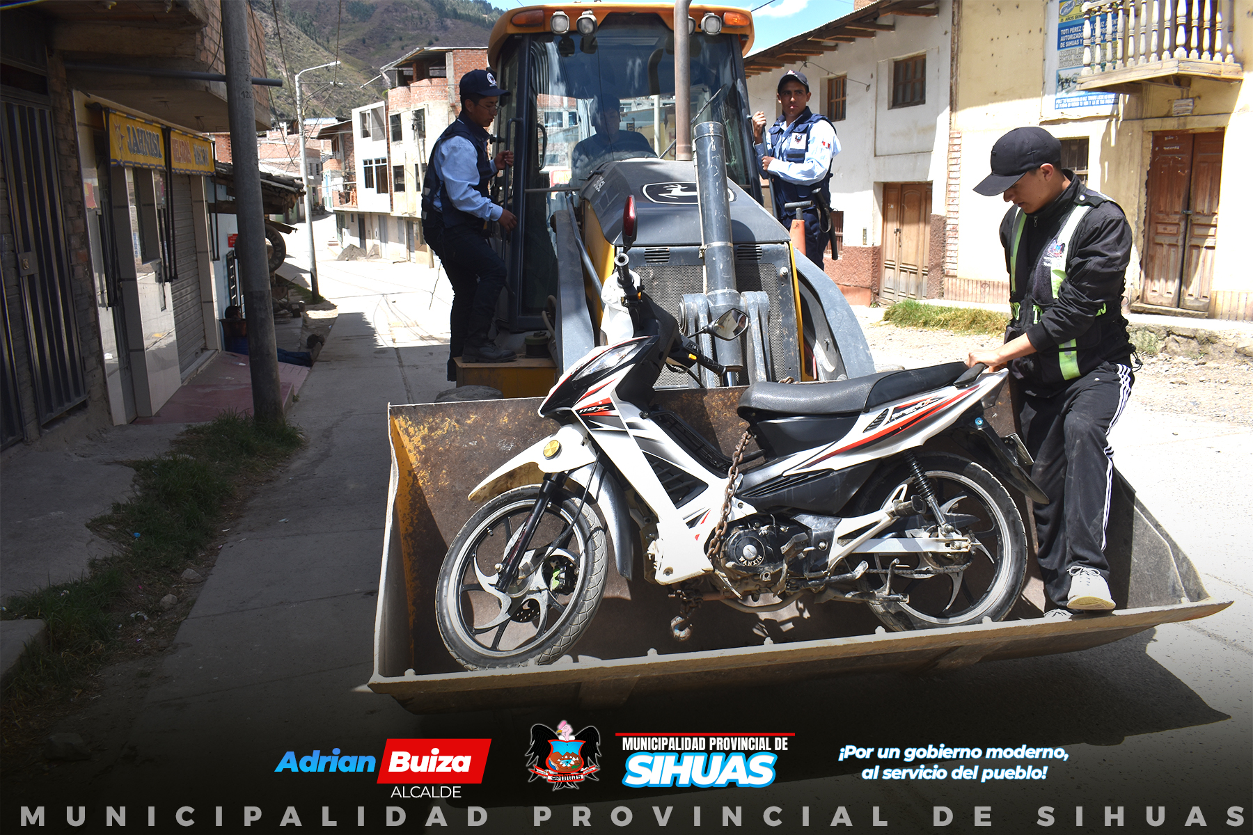 💠ACCIÓN COORDINADA PARA MEJORAR EL ORDEN EN LAS VÍAS PÚBLICAS DE SIHUAS
Con el objetivo de mejorar el acceso y la seguridad en las vías públicas del distrito de Sihuas, el área de Tránsito y Transporte Vial ha llevado a cabo un operativo en coordinación con la Subprefectura Provincial y la Comisaría Sectorial Sihuas - PNP. Quienes también estuvieron presentes fueron el gerente de Desarrollo Social y Servicios Públicos, el gerente de Asesoría Jurídica y el Regidor Yolvi Velásquez Liñán - Presidente de la Comisión de Transportes, Comercialización y Servicios Públicos.
De acuerdo con la Ordenanza Municipal Nº002-20216-MPS, se ha procedido a internar al depósito municipal aquellos vehículos, tanto mayores como menores, que se encontraban estacionados de manera temporal o en estado de abandono en zonas rígidas. Esta medida se viene realizando con el fin de liberar las vías públicas y asegurar su adecuado uso para todos los ciudadanos.
Desde este espacio, reiteramos que el orden en nuestra provincia es responsabilidad de todos. Donde contar con el apoyo de la ciudadanía es fundamental para mantener un Sihuas ordenado y seguro.