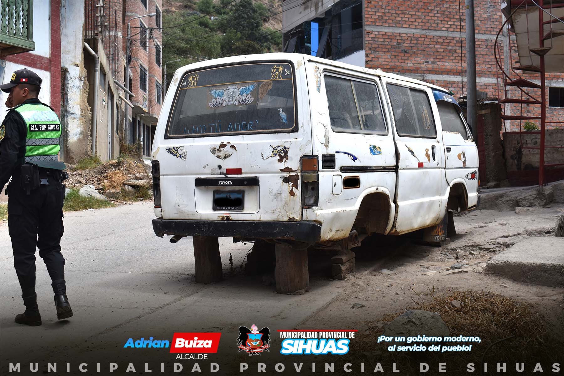 💠ACCIÓN COORDINADA PARA MEJORAR EL ORDEN EN LAS VÍAS PÚBLICAS DE SIHUAS
Con el objetivo de mejorar el acceso y la seguridad en las vías públicas del distrito de Sihuas, el área de Tránsito y Transporte Vial ha llevado a cabo un operativo en coordinación con la Subprefectura Provincial y la Comisaría Sectorial Sihuas - PNP. Quienes también estuvieron presentes fueron el gerente de Desarrollo Social y Servicios Públicos, el gerente de Asesoría Jurídica y el Regidor Yolvi Velásquez Liñán - Presidente de la Comisión de Transportes, Comercialización y Servicios Públicos.
De acuerdo con la Ordenanza Municipal Nº002-20216-MPS, se ha procedido a internar al depósito municipal aquellos vehículos, tanto mayores como menores, que se encontraban estacionados de manera temporal o en estado de abandono en zonas rígidas. Esta medida se viene realizando con el fin de liberar las vías públicas y asegurar su adecuado uso para todos los ciudadanos.
Desde este espacio, reiteramos que el orden en nuestra provincia es responsabilidad de todos. Donde contar con el apoyo de la ciudadanía es fundamental para mantener un Sihuas ordenado y seguro.