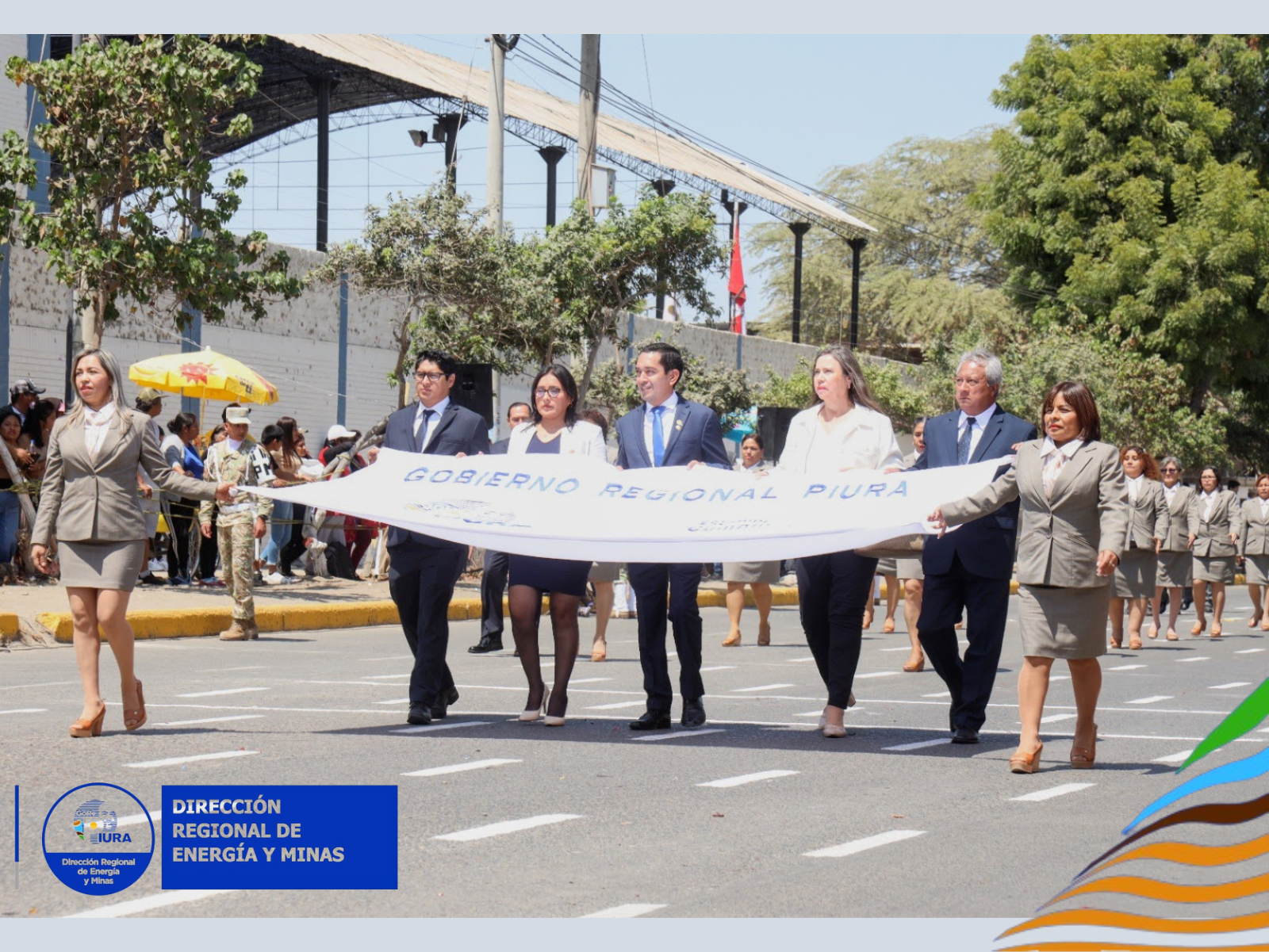 DIRECTORES REGIONALES ENCABEZANDO EL BATALLÓN DE FUNCIONARIOS DEL GOBIERNO REGIONAL EN EL DESFILE CÍVICO MILITAR POR EL 492 ANIVERSARIO DE PIURA
