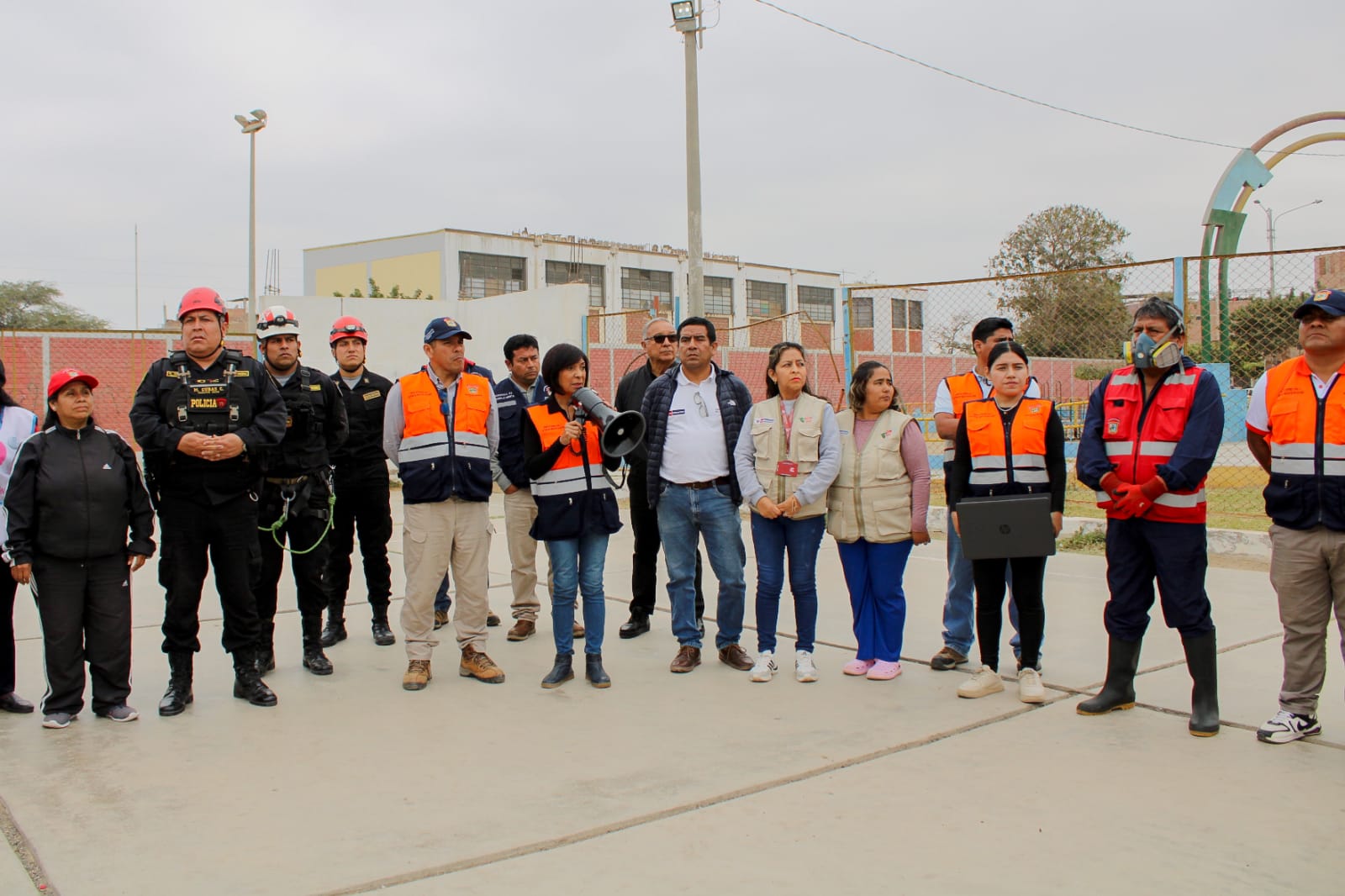 alcaldesa habla a los vecinos y miembros de la plataforma de defensa civil en el simulacro
