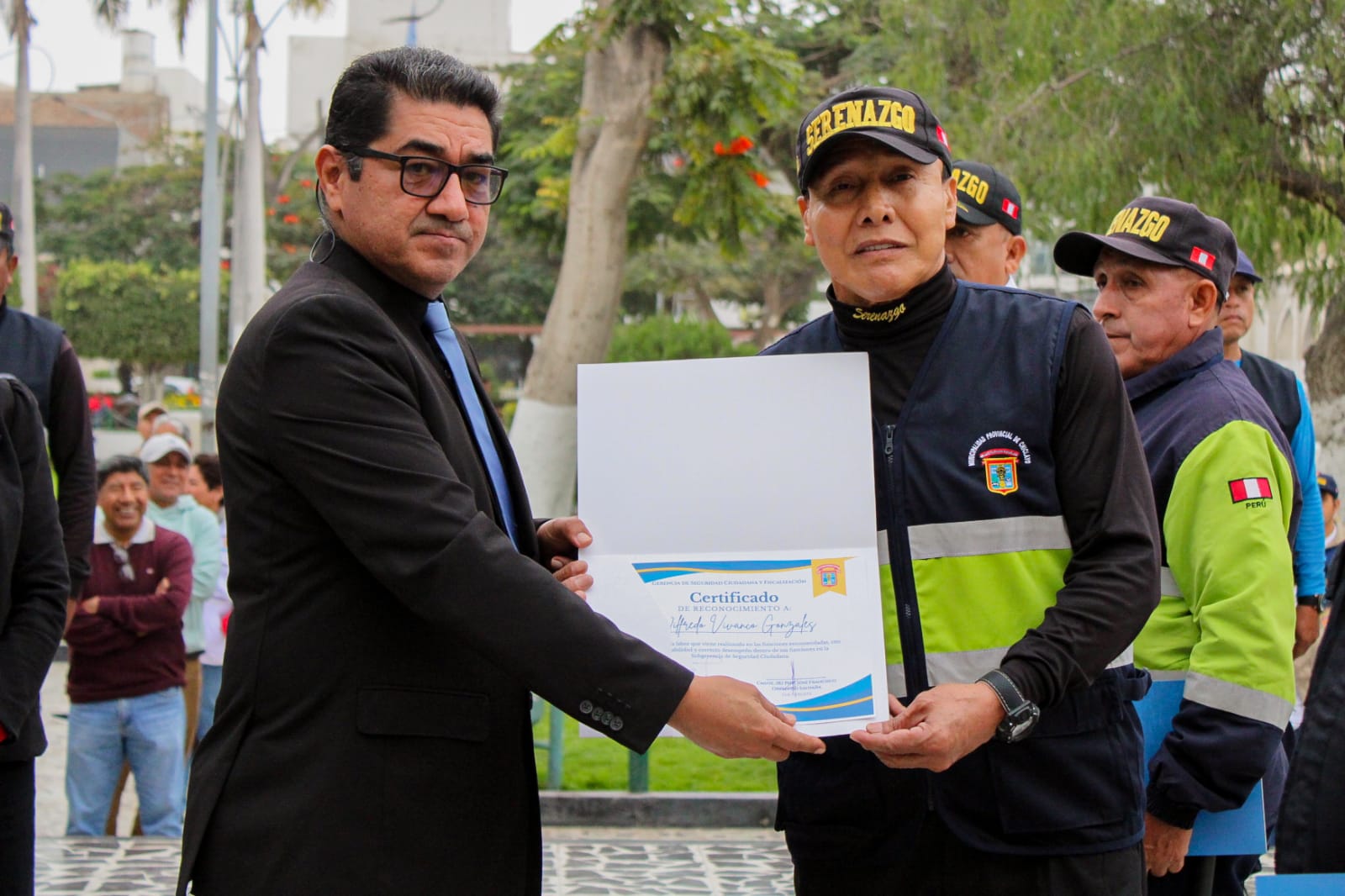 gerente municipal entrega certificado a sereno