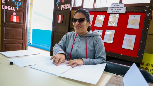Pioneros a nivel nacional: CREBE de la libertad brinda capacitación en lenguaje de señas peruanas y sistema braille.