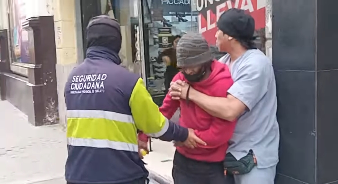 sereno y policía con el ladrón