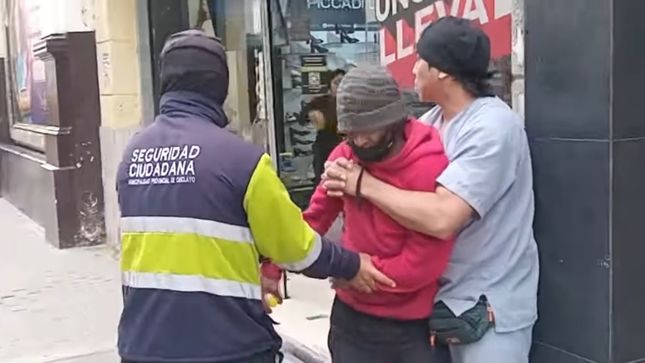 sereno y policía con el ladrón