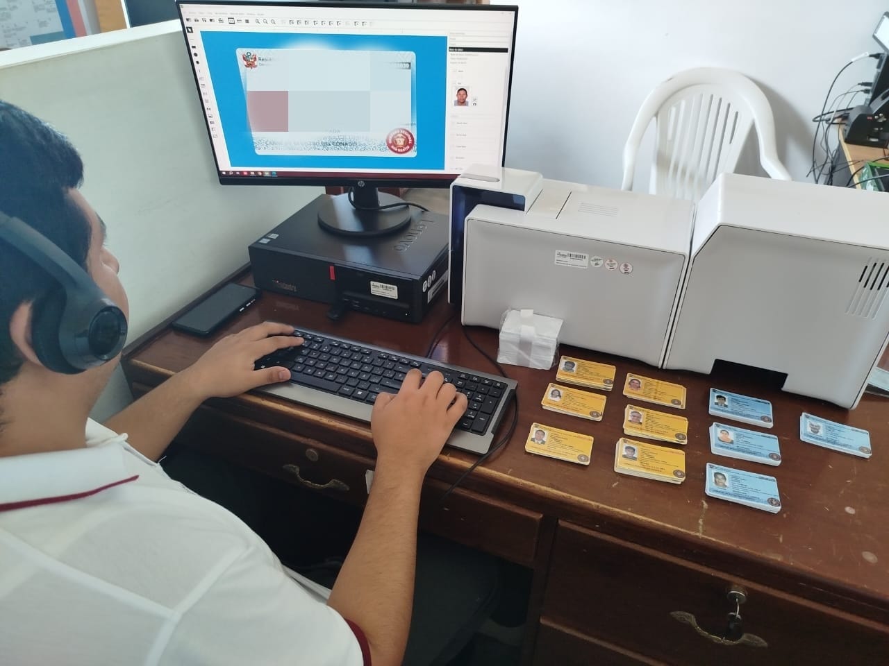 Goresam entrega más de 3 mil carnets a personas con discapacidad
Entre los meses de enero y julio del presente año
Para que las personas con discapacidad puedan acceder a diversos servicios del Estado, el Gobierno Regional San Martín (Goresam), mediante la Dirección Regional de Inclusión e Igualdad de Oportunidades, entregó 3 060 carnets a los representantes de la Oficinas Municipales de Atención a las Personas con Discapacidad (OMAPED) de los distritos de nueve provincias: San Martín, Lamas, Huallaga, El Dorado, Mariscal Cáceres, Rioja, Picota, Bellavista y Tocache, para ser distribuidos a las personas con discapacidad de su localidad.

La entrega se realizó entre enero y julio del presente año, en el marco del convenio de cooperación interinstitucional entre el Goresam y el Consejo Nacional para la Integración de la Persona con Discapacidad (CONADIS); de esta manera, se hizo realidad la creación del registro regional de la persona con discapacidad de San Martín, logrando otorgar este documento a la persona con discapacidad de manera más rápida, debido a que su aprobación e impresión se realiza en los ambientes de la Oficina Regional de Atención a la Persona con Discapacidad (OREDIS), en la sede del gobierno regional.

Esta acción se ejecuta en cumplimiento a la política de gestión de cierre de brechas sociales para personas con discapacidad del gobierno regional, liderado por el gobernador, Walter Grundel Jiménez, en el marco de la Ley N° 29973, que tiene la finalidad de otorgar protección de derechos de la persona con discapacidad, promoviendo su participación efectiva en la vida política, económica, social y cultural en nuestro país; por lo que se continuará entregando dichos carnets en toda la región San Martín. 

Cabe indicar que el carnet de discapacidad permite a las personas acceder a diversos beneficios del Estado, como el trámite del DNI de manera gratuita, derecho de cuota de empleabilidad en entidades públicas y privadas, acceso con descuento a eventos culturales y deportivos, acceso a programas del Estado si se encuentran en situación de pobreza sin importar el límite de edad, entre otros.

El gobierno regional seguirá asumiendo el compromiso de dar continuidad a las actividades del registro regional de personas con discapacidad durante el segundo semestre del presente año, a fin de lograr el cumplimiento y seguir atendiendo y defendiendo los beneficios de la población vulnerable de la región. 

Moyobamba 12 de agosto del 2024. 

