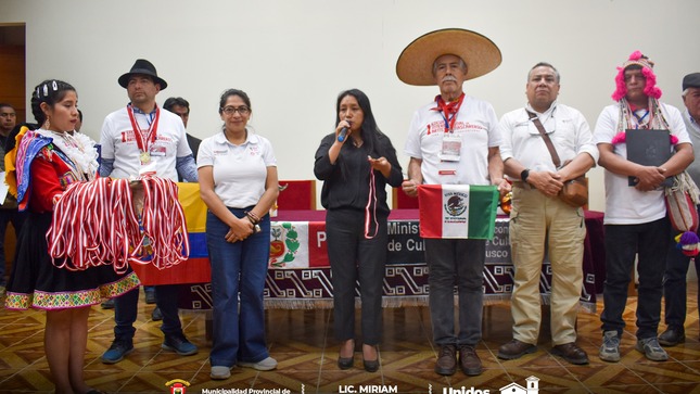 Archivo Imagen del Reconocimiento a los Artistas Mascareros en Paucartambo