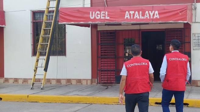 La Contraloría General emitió en el año 2018 un informe de auditoría donde identificó que cinco funcionarios de la UGEL Atalaya modificaron las bases de una adjudicación para la compra de pasajes aéreos, a un solo pago y por adelantado al proveedor, al margen de la normativa de contrataciones, hecho que ocasionó un perjuicio de S/ 70 000 en contra de la entidad.