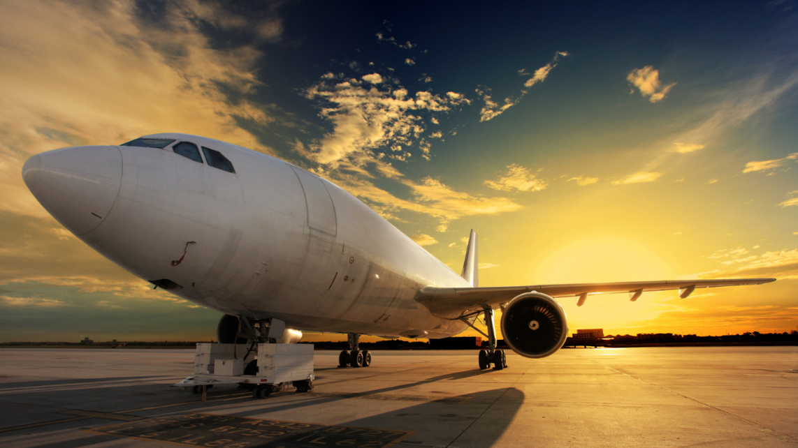 Foto de un avión en el atardecer