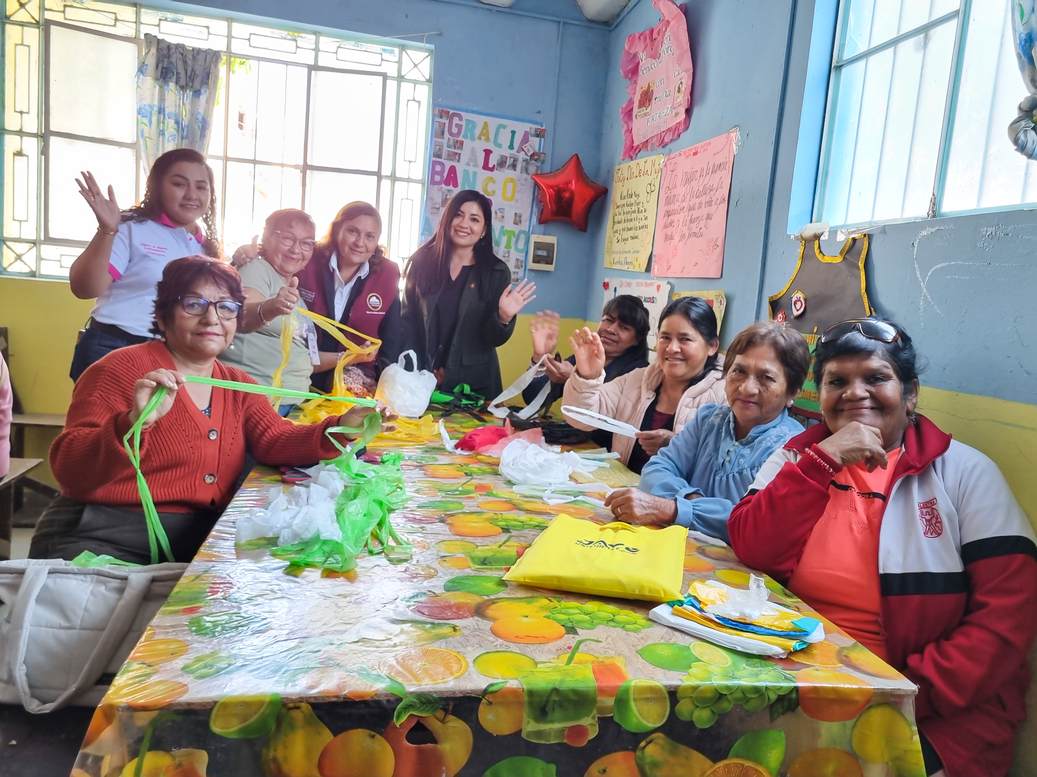 Realizan charla para potenciar conocimientos de adultos mayores