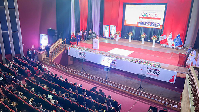 Alcalde de Huarmey participa de la ceremonia protocolar de la "III CUMBRE HAMBRE CERO" en Huaraz.