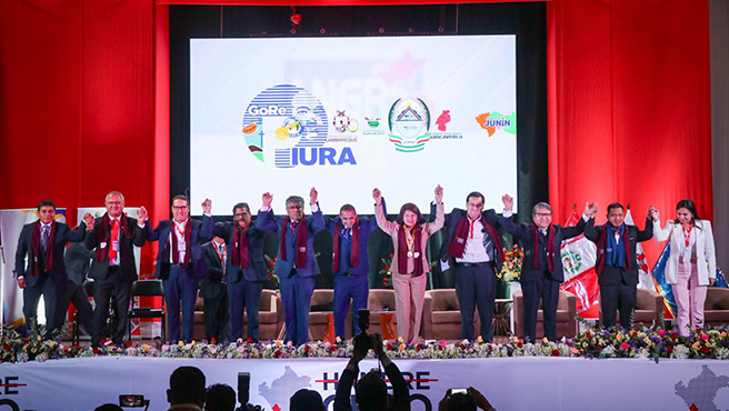 Alcalde de Huarmey participa de la ceremonia protocolar de la "III CUMBRE HAMBRE CERO" en Huaraz.