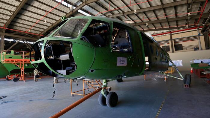 Ministro de Defensa supervisó trabajos de mantenimiento de helicópteros en el CEMAE