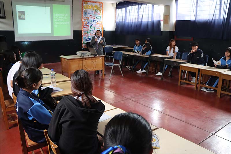 Magistrada Julia Vivero Diez dictó charla de sensibilización a escolares del colegio Abraham Valdelomar quienes aspiran a ser jueces de paz escolar