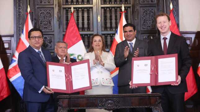 Gestión del gobernador Luis Neyra hace posible la firma del contrato para el tan esperado Hospital de Alta Complejidad