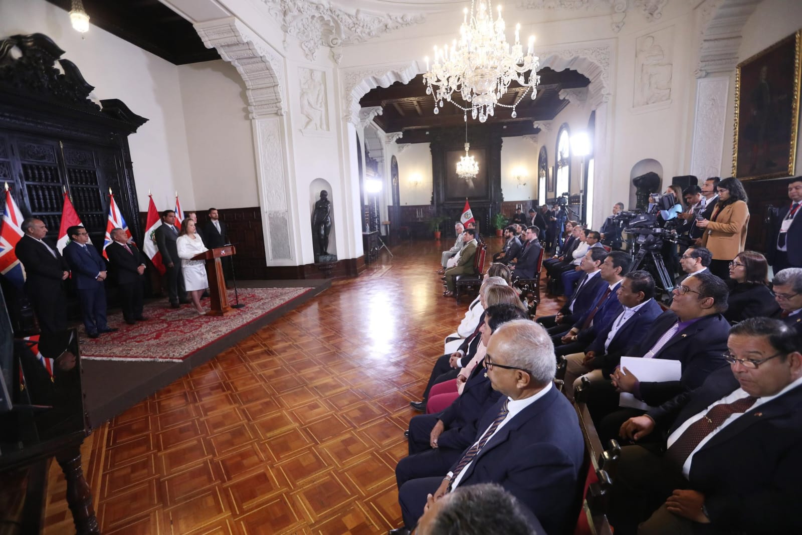 Gestión del gobernador Luis Neyra hace posible la firma del contrato para el tan esperado Hospital de Alta Complejidad