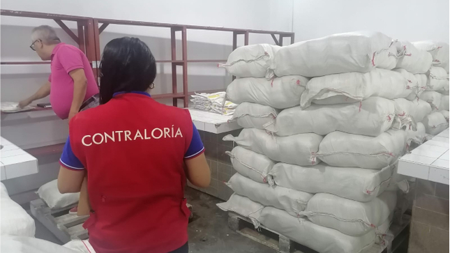 La Contraloría General detectó deficiencias en la recepción y almacenamiento de los insumos y alimentos del Programa de Vaso de Leche en el distrito de San Juan Bautista, jurisdicción de la provincia de Maynas.

Durante la inspección realizada el 9 de julio de este año por la comisión de control al almacén del Programa de Vaso de Leche del municipio distrital de San Juan Bautista, se identificó que estas instalaciones presentaban humedad y acumulación de agua en el piso debido a las constantes lluvias.