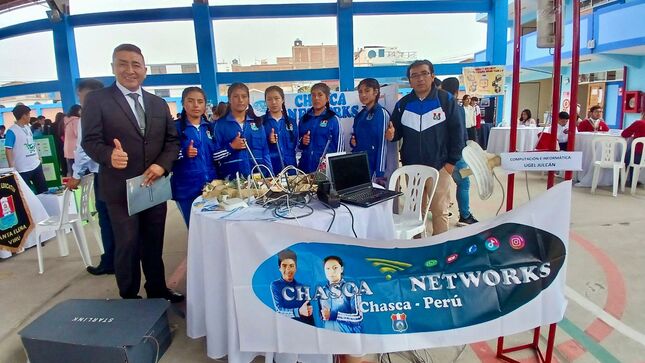 Estudiantes y docentes participan en la etapa regional del concurso Crea y Emprende
