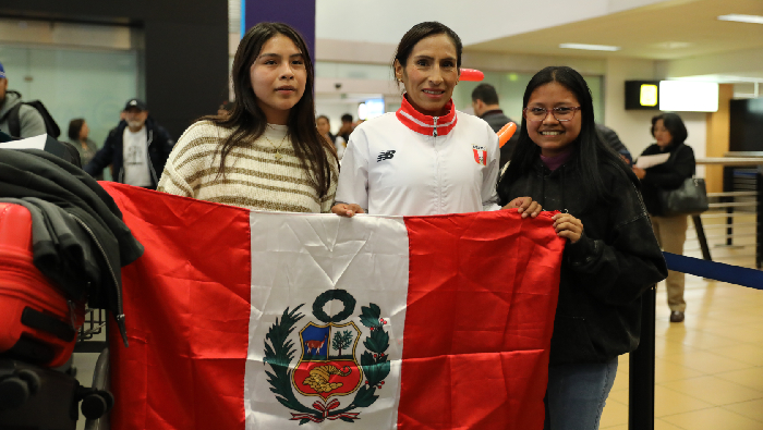 Maratonista Gladys Tejeda recibió el cariño del público a su retorno de los Juegos Olímpicos París 2024