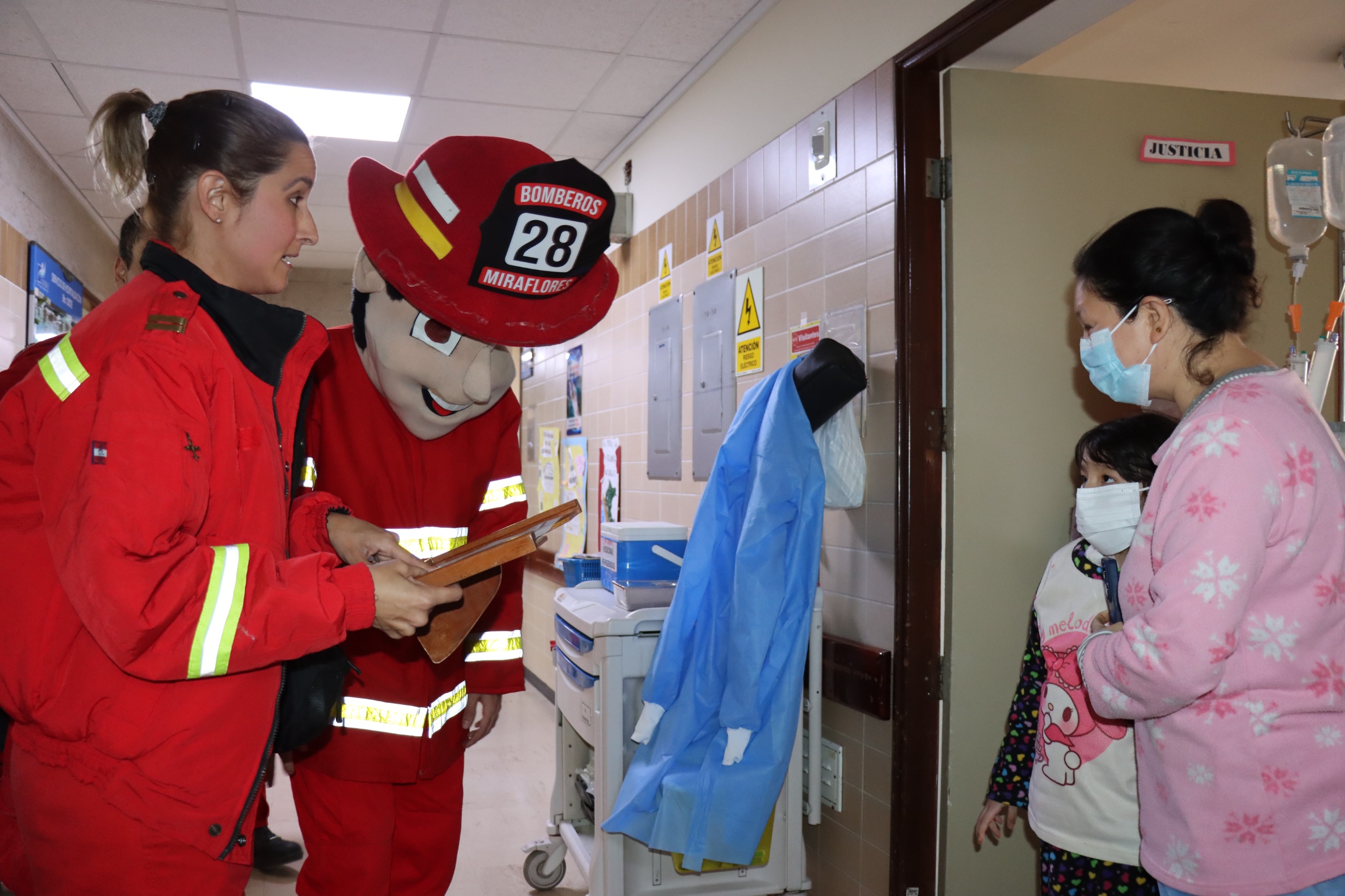 Día del Niño Peruano: pacientes de Pediatría reciben visita de Bomberos Voluntarios