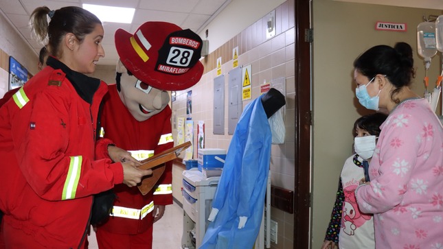 Día del Niño Peruano: pacientes de Pediatría reciben visita de Bomberos Voluntarios