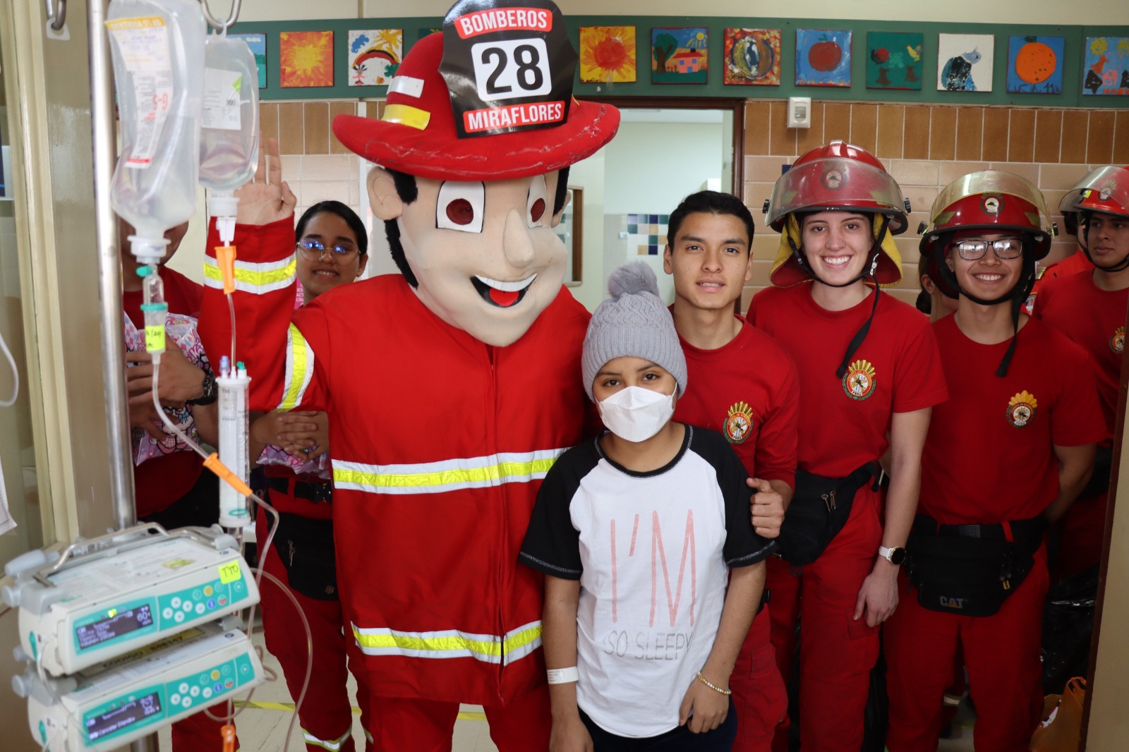 Día del Niño Peruano: pacientes de Pediatría reciben visita de Bomberos Voluntarios