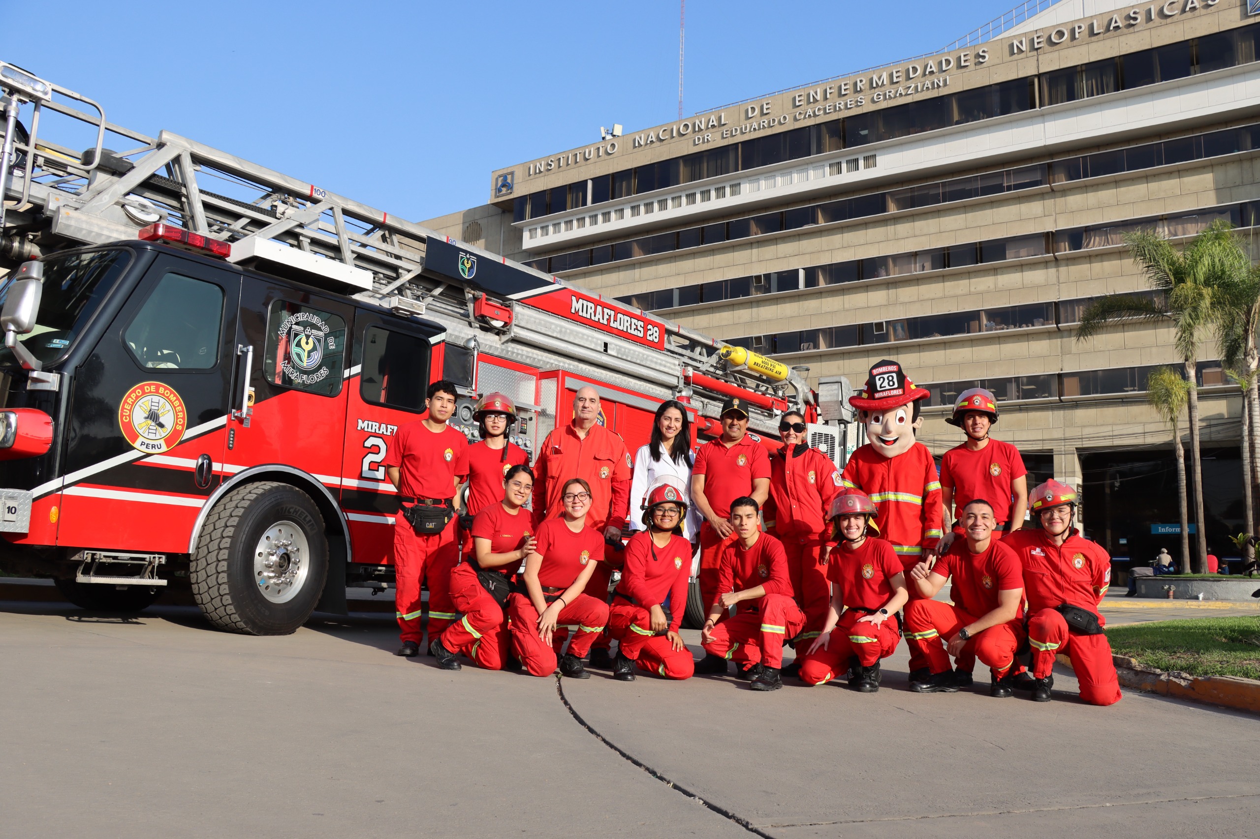 Día del Niño Peruano: pacientes de Pediatría reciben visita de Bomberos Voluntarios